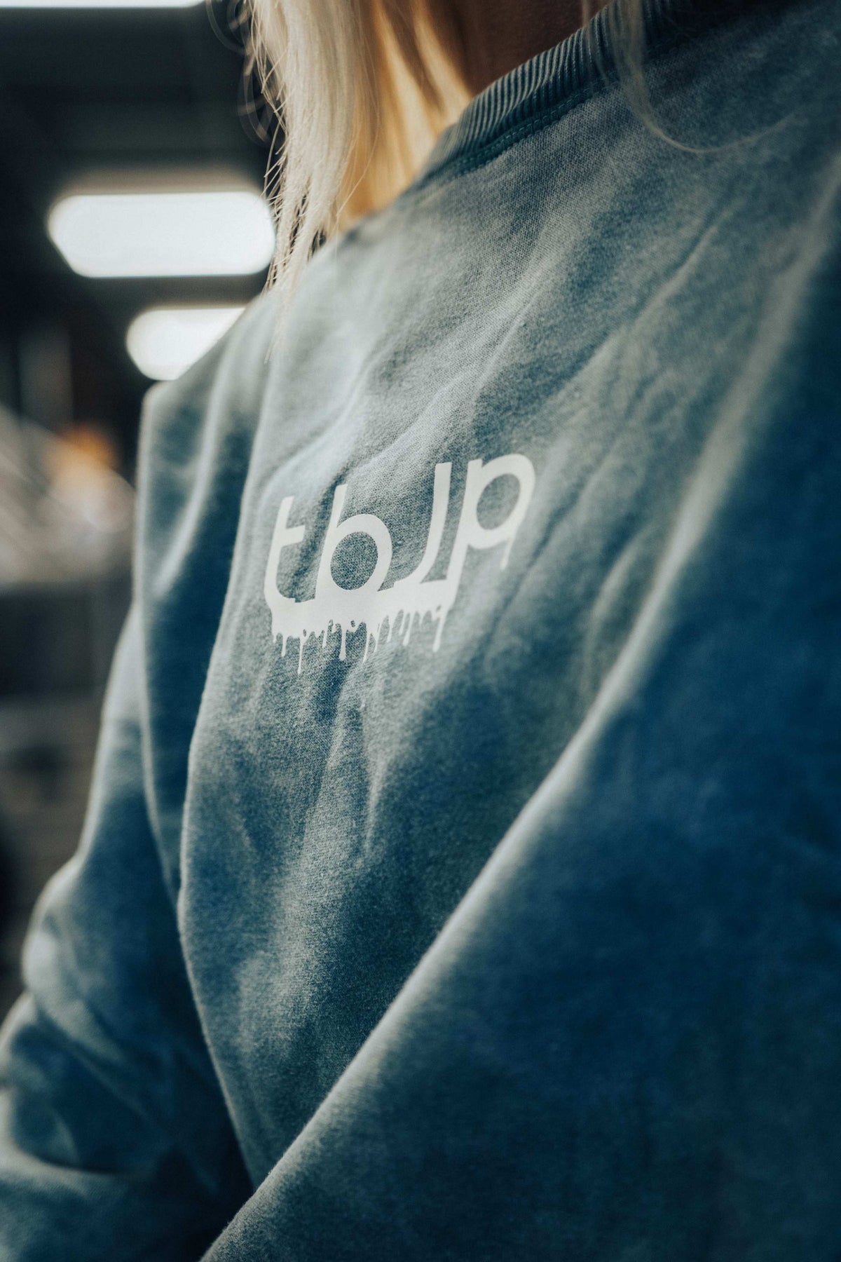 tbJP Drip Logo Sweater in Blue Green with Cream Logo - UTILITY01 - Imagem 6