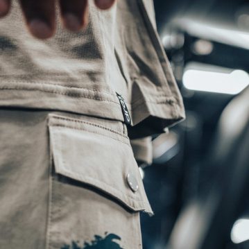 Vista alternativa do Cargo Shorts with Pockets, in Light Grey with Blue Green detail - UTILITY01