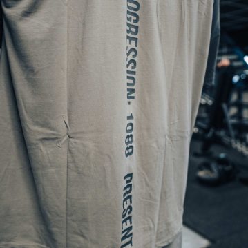 Set In Sleeve Tshirt - Vertical back logo, Grey & Dark Grey - UTILITY01 - Imagem 3