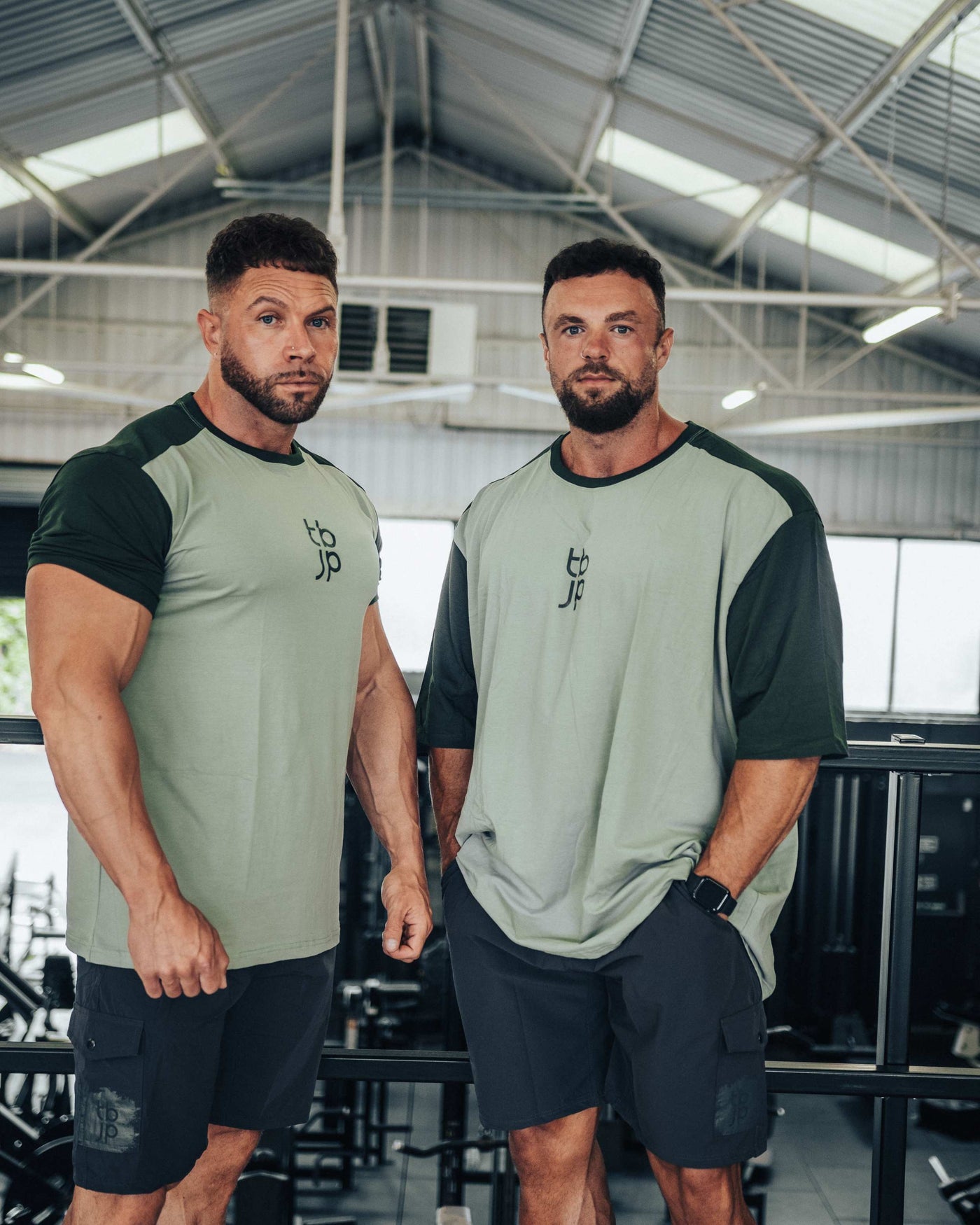 Set In Sleeve Tshirt - Vertical back logo, Sage & Pine - UTILITY01 - Imagem 2