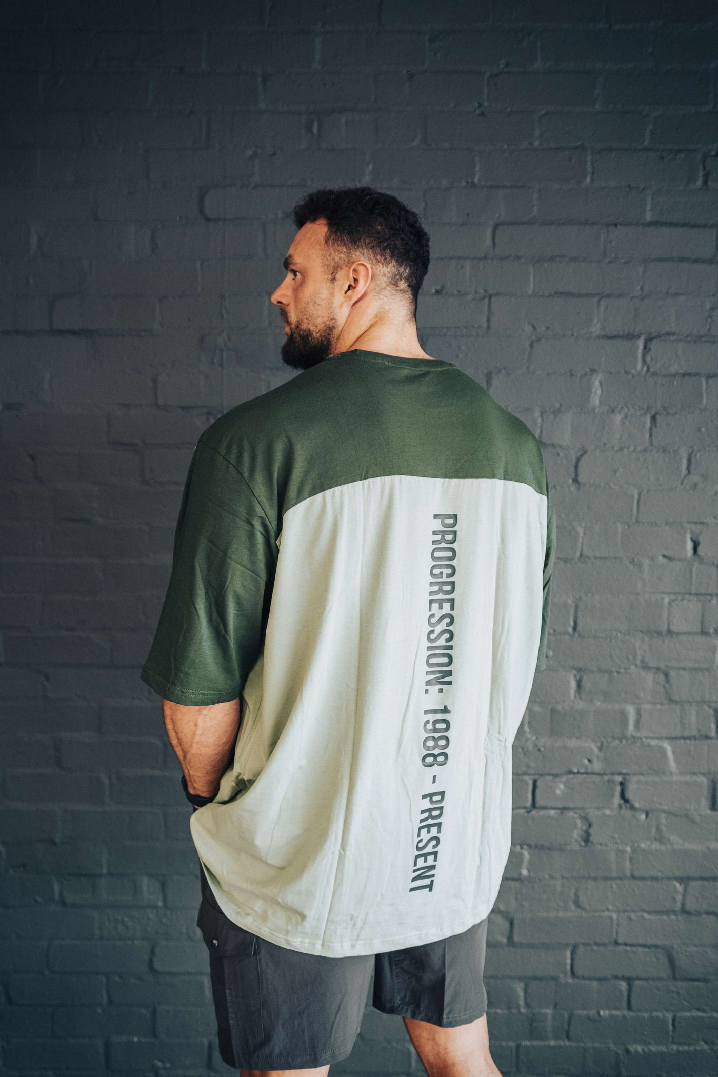 Set In Sleeve Tshirt - Vertical back logo, Sage & Pine - UTILITY01 - Imagem 3
