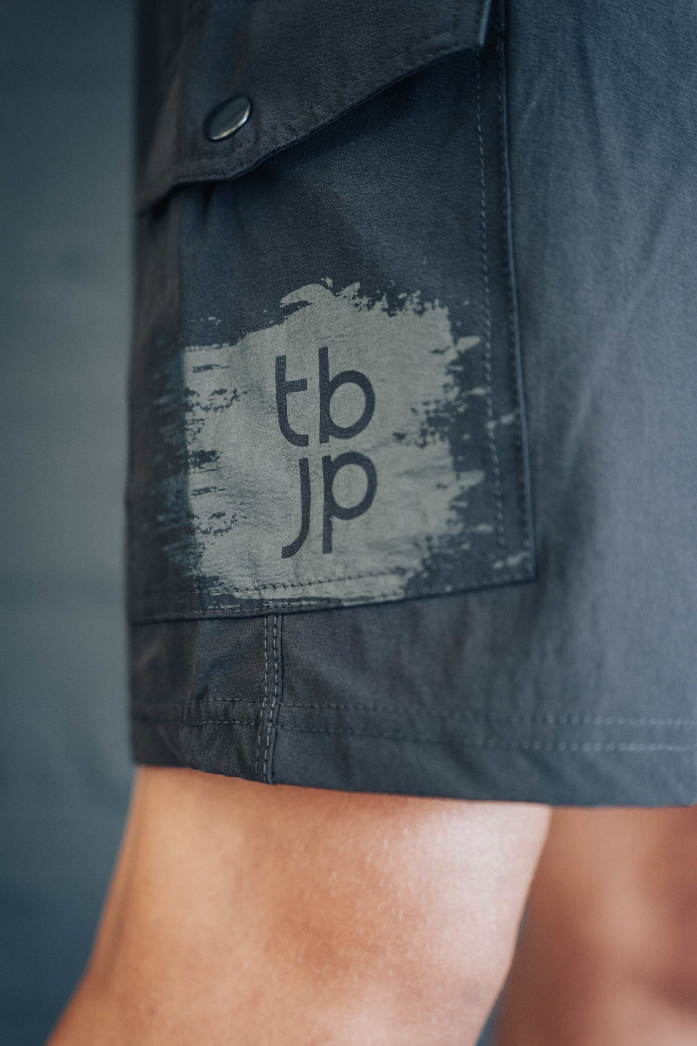 Cargo Shorts with Pockets, in Dark Grey with Black detail - UTILITY01 - Imagem 2