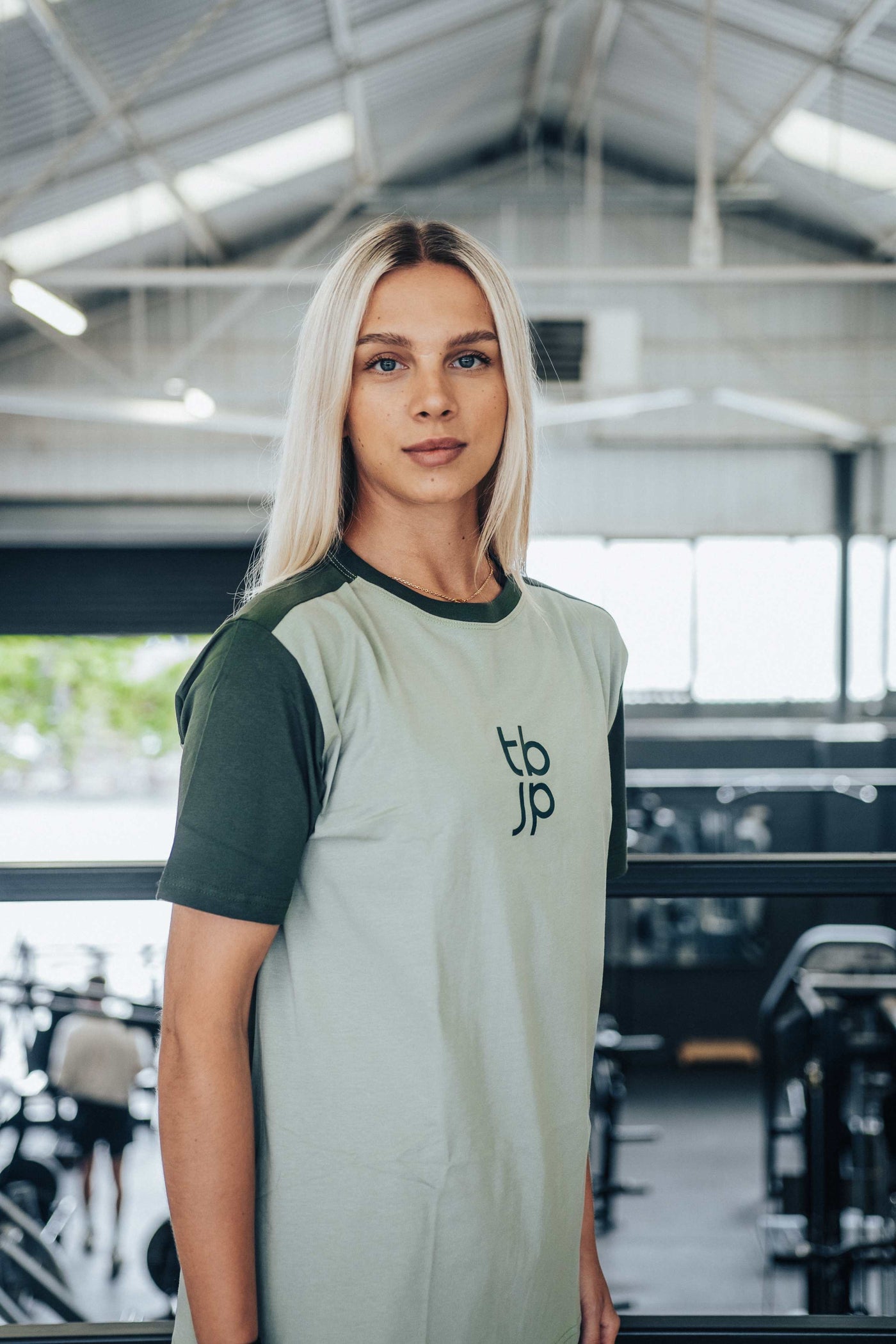 Set In Sleeve Tshirt - Vertical back logo, Sage & Pine - UTILITY01 - Imagem 5