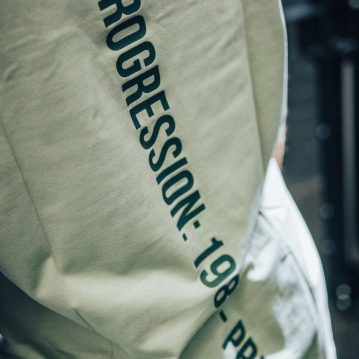 Set In Sleeve Tshirt - Vertical back logo, Sage & Pine - UTILITY01 - Imagem 4