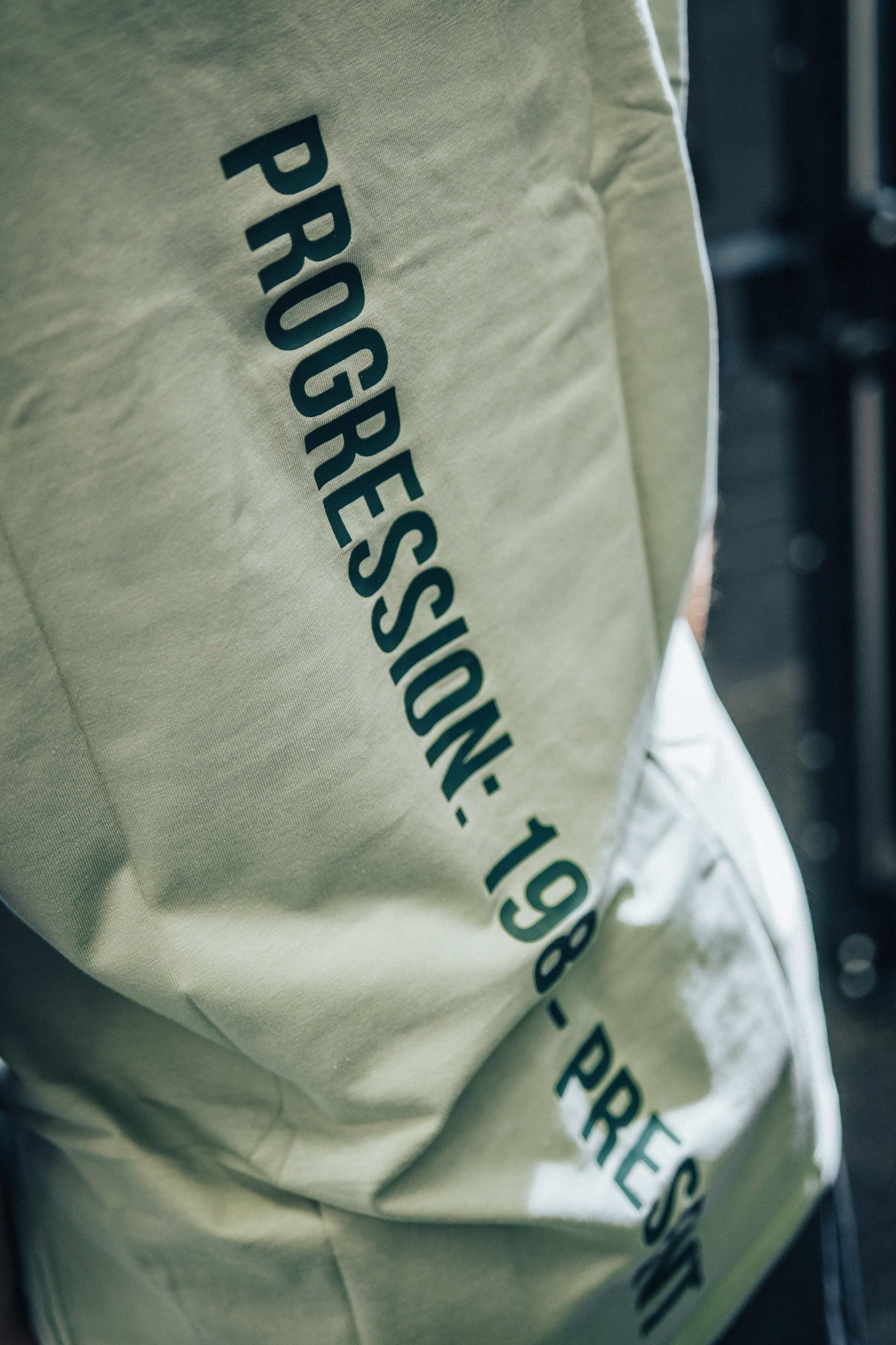 Set In Sleeve Tshirt - Vertical back logo, Sage & Pine - UTILITY01 - Imagem 4