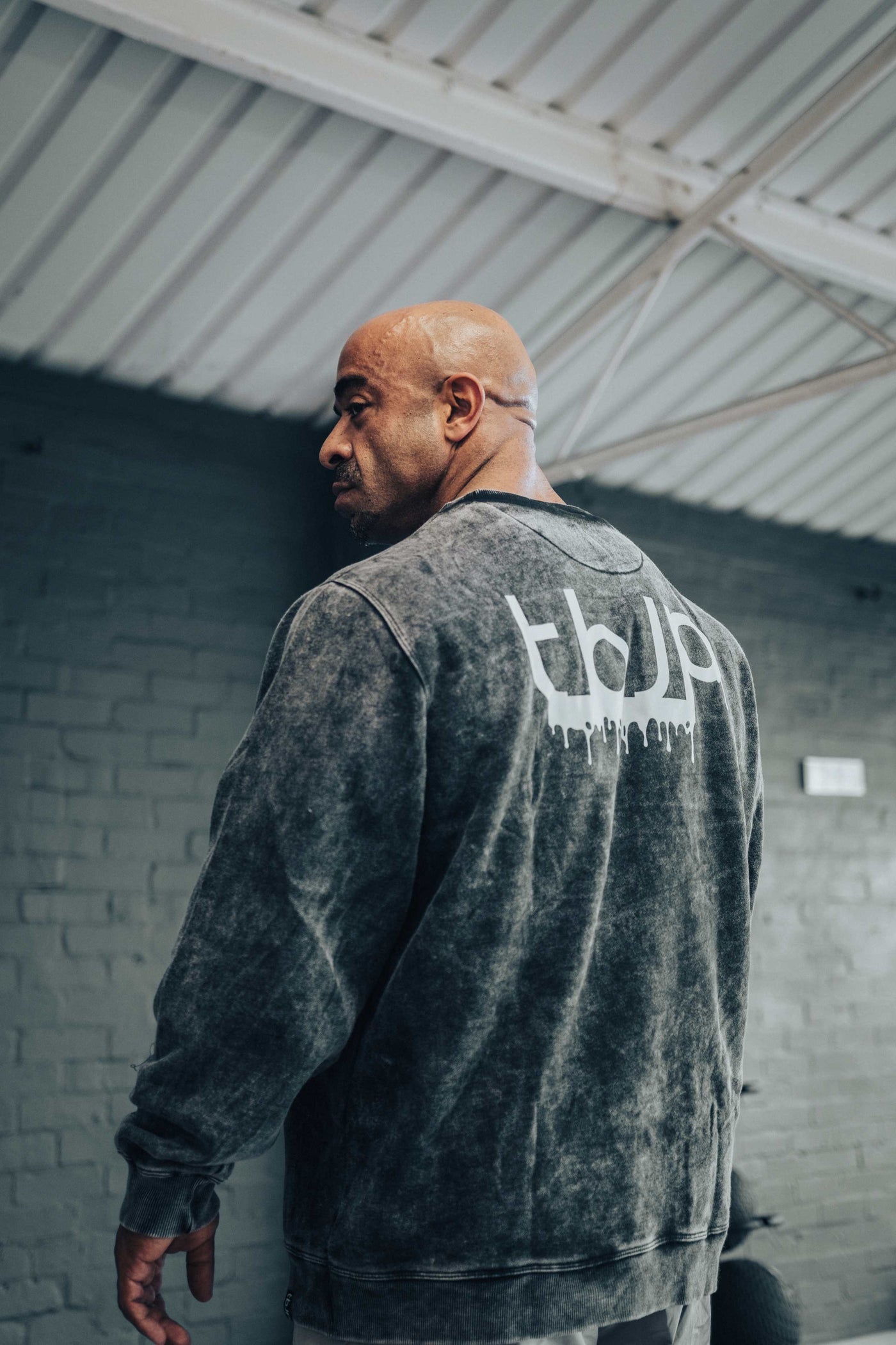 tbJP Drip Logo Sweater in Black with a Light Grey Logo - UTILITY01 - Imagem 4