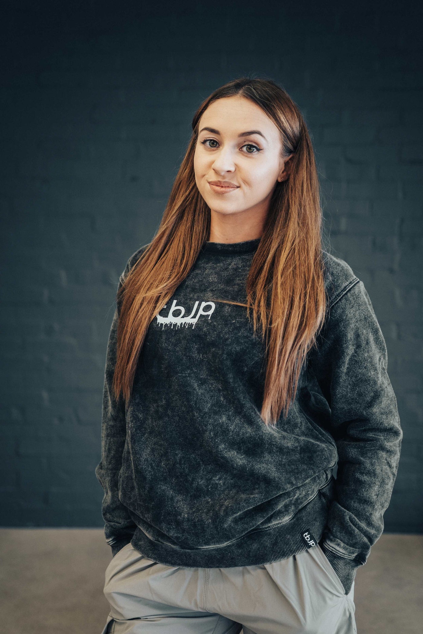 tbJP Drip Logo Sweater in Black with a Light Grey Logo - UTILITY01 - Imagem 3