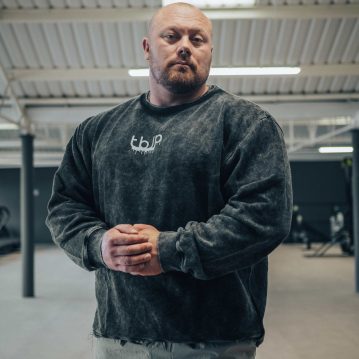 Vista alternativa do tbJP Drip Logo Sweater in Black with a Light Grey Logo - UTILITY01