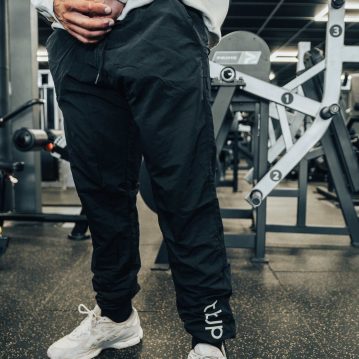 Tapered Joggers with Drawstring cord cuffs in Black - UTILITY01 - Imagem 3