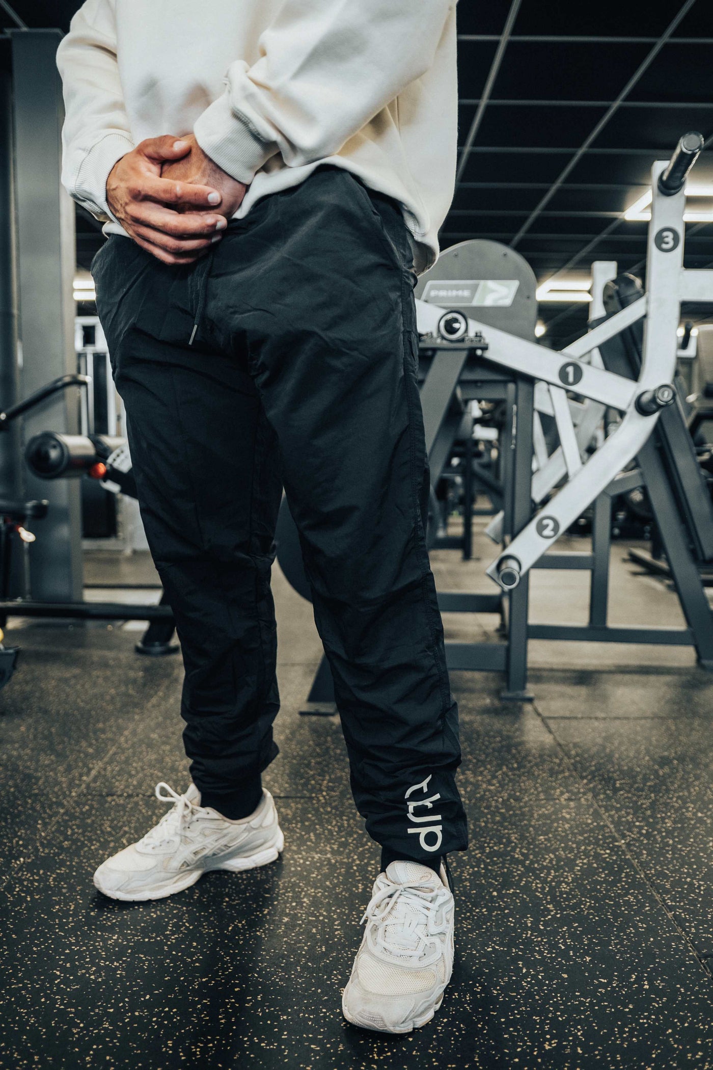 Tapered Joggers with Drawstring cord cuffs in Black - UTILITY01 - Imagem 3
