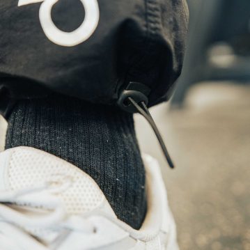 Tapered Joggers with Drawstring cord cuffs in Black - UTILITY01 - Imagem 4