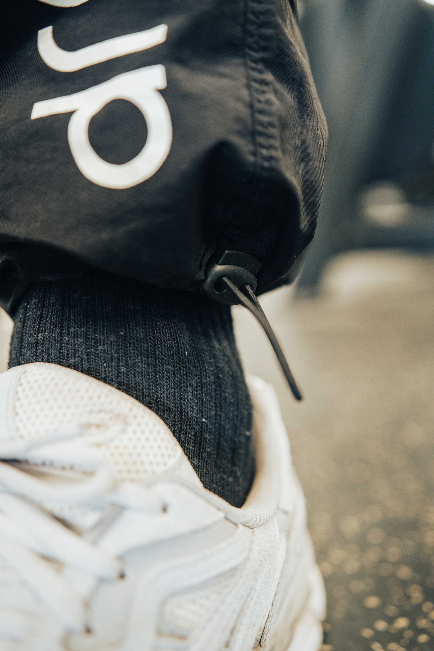 Tapered Joggers with Drawstring cord cuffs in Black - UTILITY01 - Imagem 4